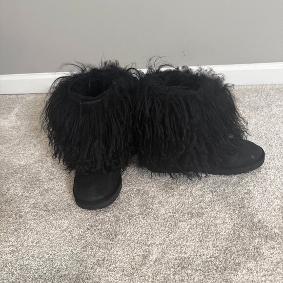 UGG | Classic Short Curly Sheepskin Cuff Mongolian Black Suede Boots Size 9 - Picture 1 of 5